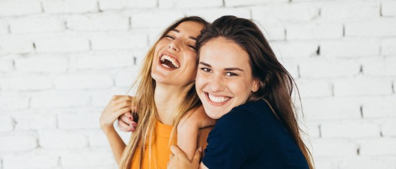 Freundinnen lachen