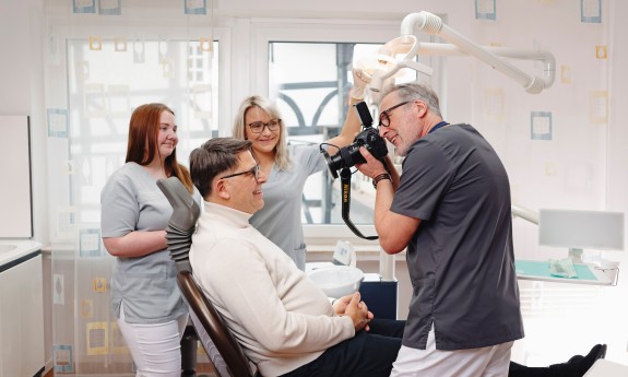 Zahnarzt fotografiert Patientenzähne