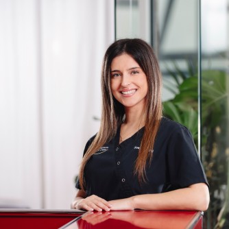 Frau dunkle Haare lächelt