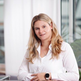 Frau mit weißem Hemd