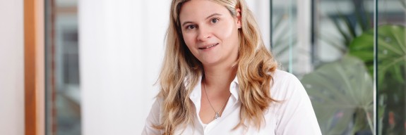 Frau mit weißem Hemd